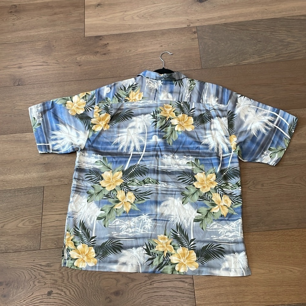Tommy Bahama Men's Button Up Hawaiian Floral Shirt
100% Silk Size XL - Picture 2 of 13